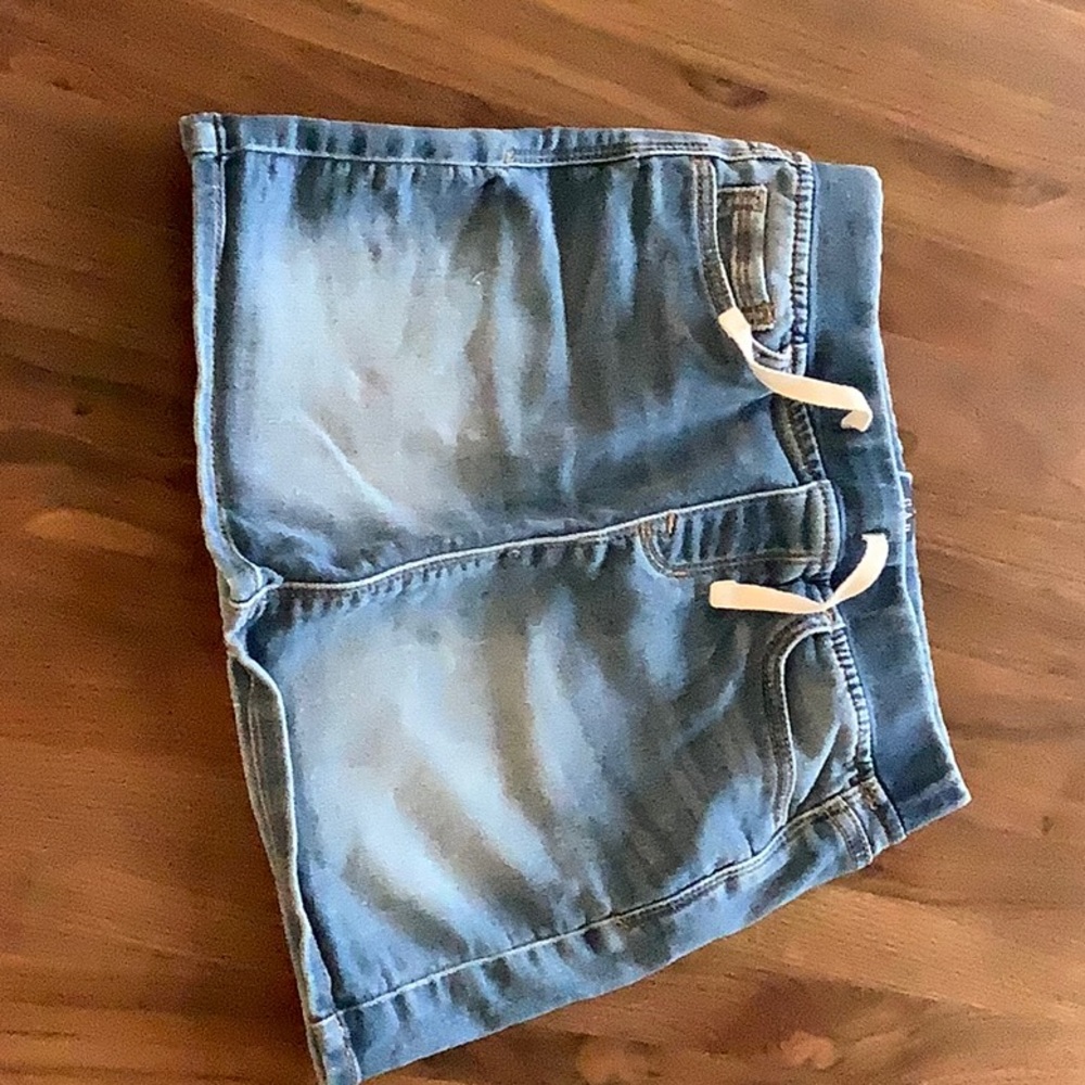 Gap denim skirt; size medium, good condition